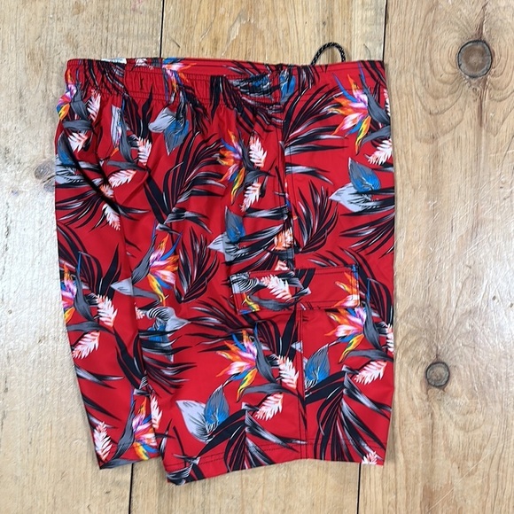 CLUB ROOM  men's red Hawaiian style lined cargo style swim trunks. size M  NWOT - Picture 3 of 6